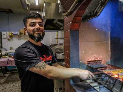 A mostrarci come si prepara lo spiedino � il giovane Mohamed: lavora da un anno nel ristorante, ricoprendo il doppio ruolo di cuoco e cameriere